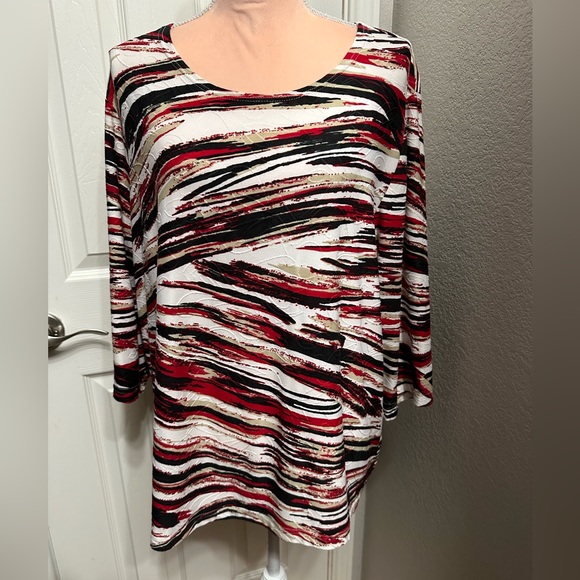 Abstract Textured Top - Picture 2 of 8